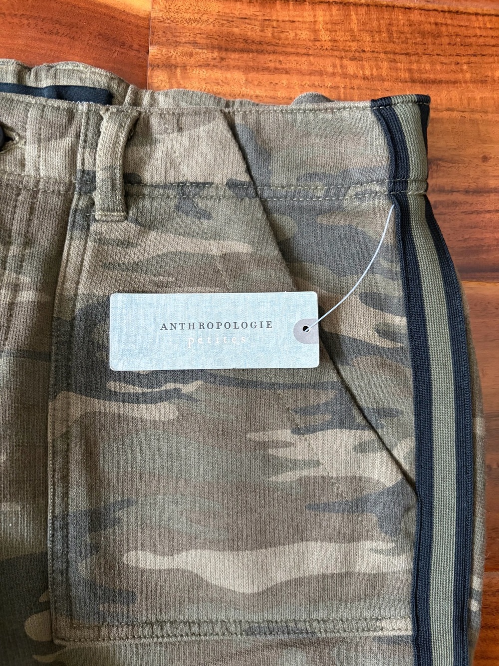 Anthropologie Sanctuary NWT women’s cropped Camo Joggers  size 24P